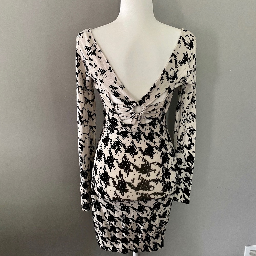 Guess - Picture 2 of 3